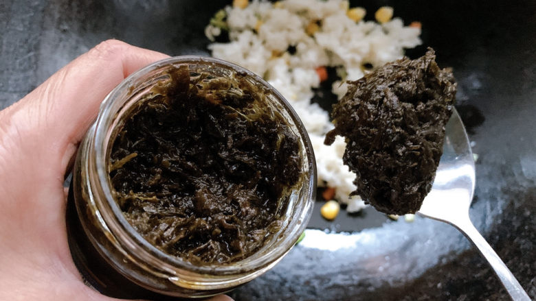 橄榄菜炒饭,一大勺橄榄菜,因为橄榄酱菜有咸味啦,所以就没有加其他调味品了~