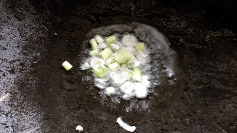 橄榄菜炒饭,锅烧热油,加适量葱白爆炒出香味。