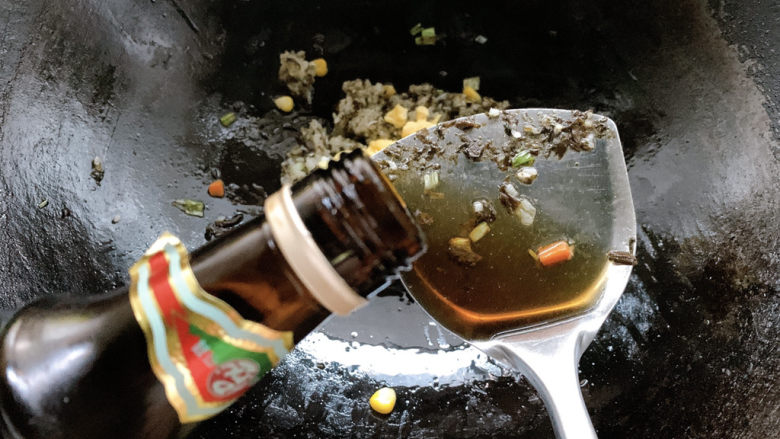 橄榄菜炒饭,淋上适量<a style='color:red;display:inline-block;' href='/shicai/ 718'>料酒</a>,快炒15s出锅。