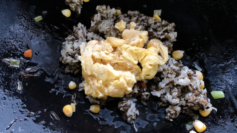 橄榄菜炒饭,翻炒均匀之后,加入鸡蛋