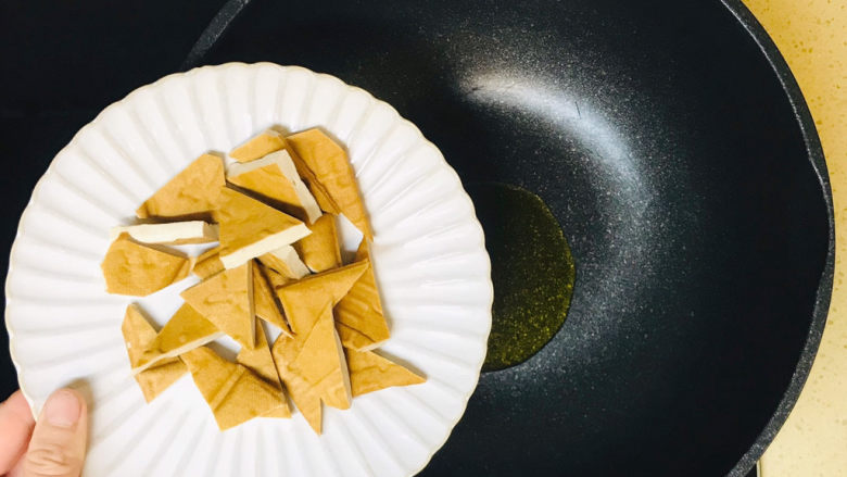 青椒炒豆干,投入豆干,煸炒至香