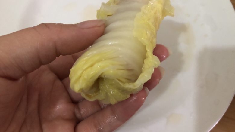 白菜包肉,两边多出的叶子塞进去也可以,朝下放碟里压着也可以