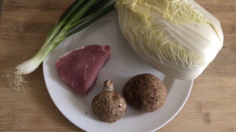 白菜包肉,准备食材(补上<a style='color:red;display:inline-block;' href='/shicai/ 62'>辣椒</a>)