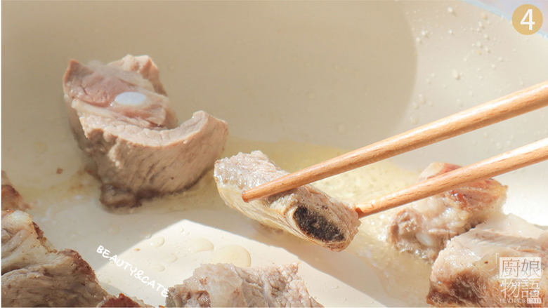 排骨这么做,保证你连骨头都不放过!,锅里热油,放入排骨煎香