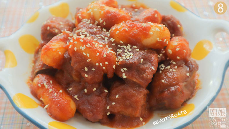 排骨这么做,保证你连骨头都不放过!,盛出装盘,撒上<a style='color:red;display:inline-block;' href='/shicai/ 678'>白芝麻</a>,韩式排骨年糕就做好啦,开吃吧~