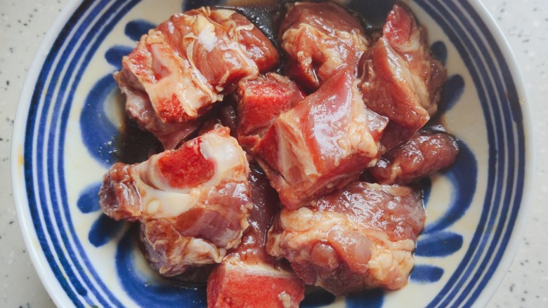 南瓜蒸排骨,抓均匀,腌制半个小时