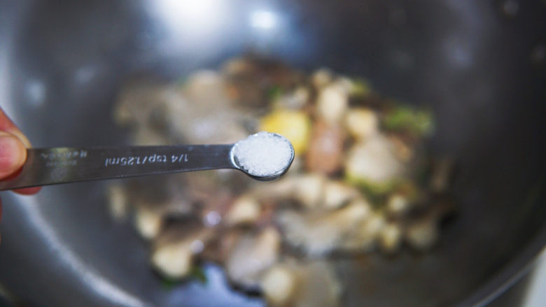 蘑菇炒肉,加盐调味,继续翻炒均匀