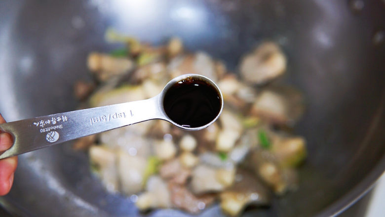 蘑菇炒肉,出锅前,加入生抽调味增鲜调色,煸炒片刻,关火,出锅