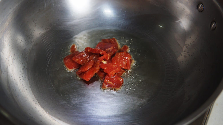 蘑菇炒肉,肉片入锅,小火煸炒至变色断生