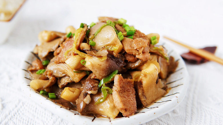 蘑菇炒肉,肉片经过腌制,口感嫩滑瘦而不柴,小朵的平菇经过焯水,去掉多余的草酸,吃起来更健康。平菇入口脆嫩,鲜咸味美,十分入味,也非常下饭,好吃极了