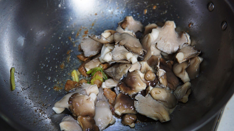 蘑菇炒肉,控干水的平菇入锅翻炒片刻,加盐调味,继续翻炒均匀