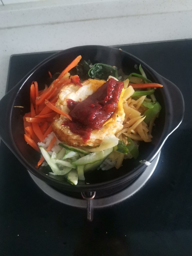 石锅素拌饭,放入辣酱
