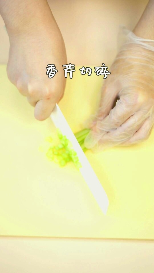 芹菜牛肉饼,<a style='color:red;display:inline-block;' href='/shicai/ 125'>芹菜</a>切碎