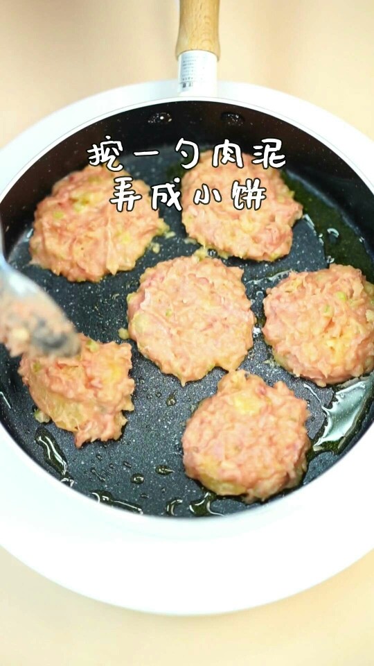 芹菜牛肉饼,挖一勺肉泥压成小饼