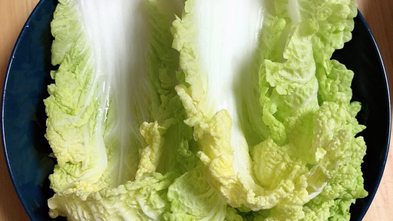 白菜包肉,准备好<a style='color:red;display:inline-block;' href='/shicai/ 80325'>白菜叶</a>,洗净待用。