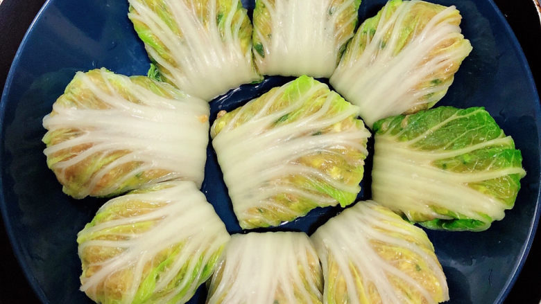 白菜包肉,放入蒸锅中,开锅蒸12分钟。