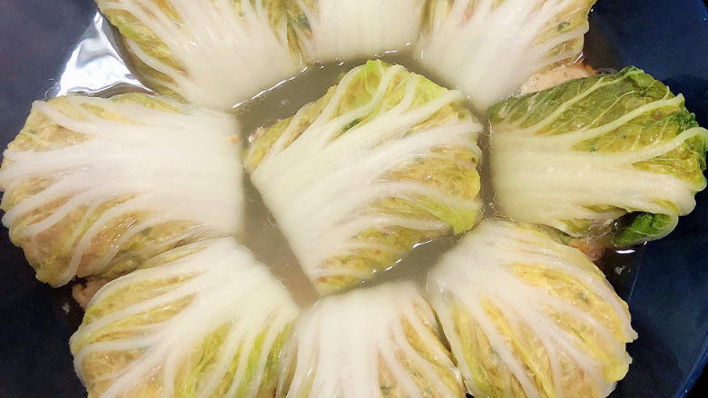白菜包肉,蒸好后,倒出盘中的水。