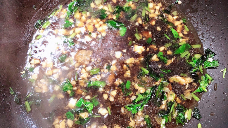 白菜包肉,倒入少许水,煮开锅即可。