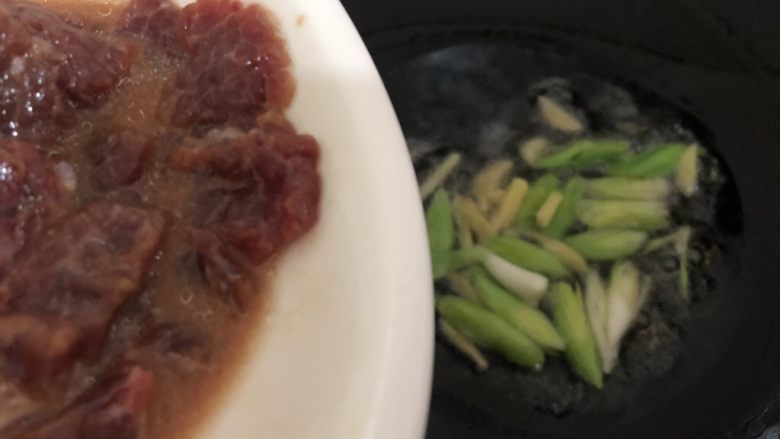 酸豆角炒牛肉,下牛肉翻炒至八成熟