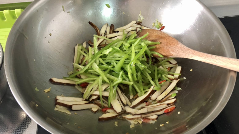 青椒炒豆干➕青椒绿豆芽炒豆干,下青椒，翻炒断生