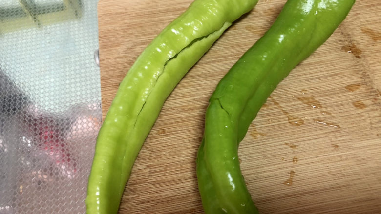 青椒炒豆干➕青椒绿豆芽炒豆干,青椒去蒂去籽清洗备用