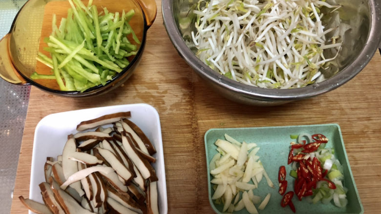 青椒炒豆干➕青椒绿豆芽炒豆干,全部食材准备好