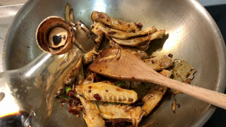 红烧鸭翅,加半汤匙<a style='color:red;display:inline-block;' href='/shicai/ 762'>老抽</a>,翻炒上色