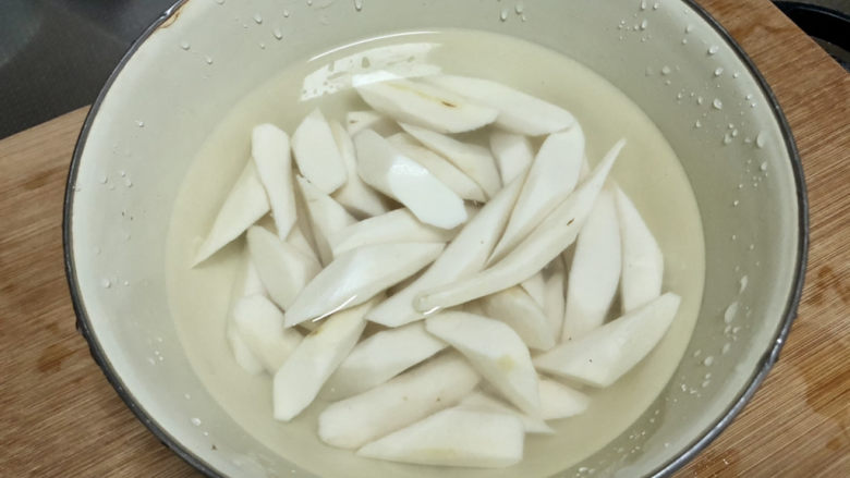 红烧鸭翅,山药切滚刀块,浸泡在水中,以免变黑