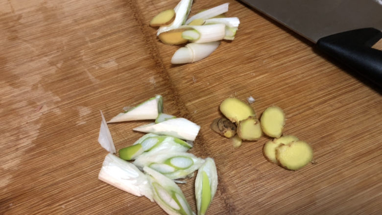 红烧鸭翅,葱白切段,姜切片