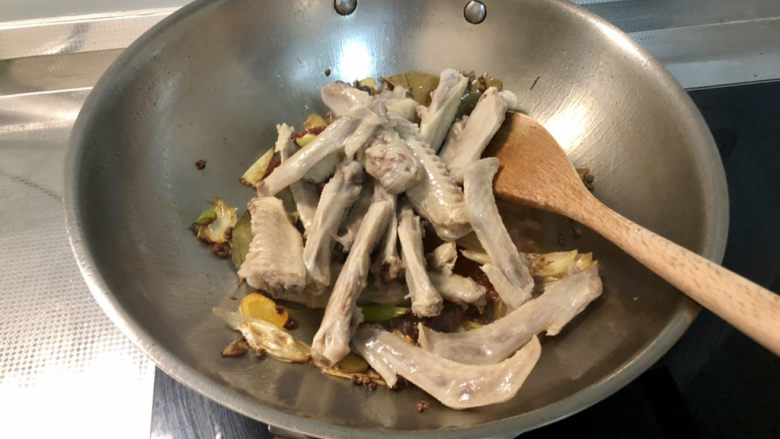 红烧鸭翅,转中火,下鸭翅,翻炒均匀