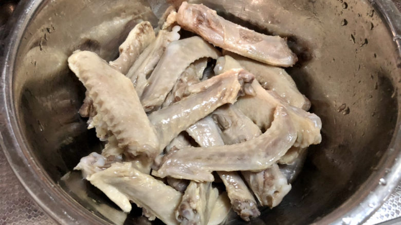 红烧鸭翅,捞出温水清洗干净,沥水备用