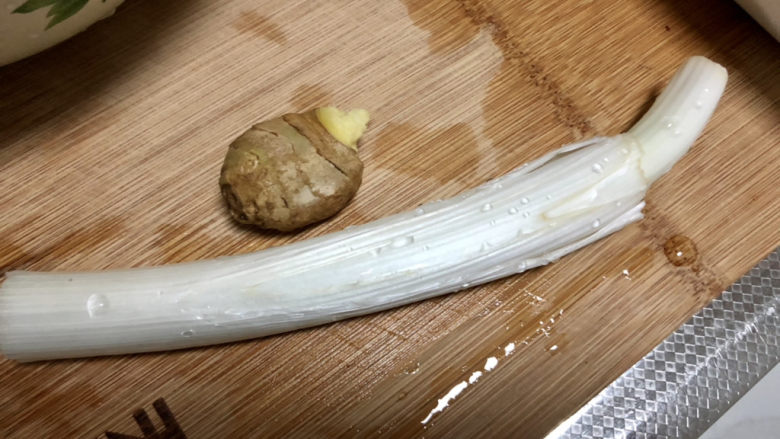 红烧鸭翅,葱白洗净,姜搓洗干净