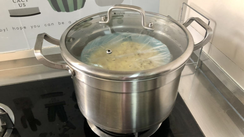 虾皮鸡蛋羹➕香菇虾皮鸡蛋羹,蒸锅上气,放入锅中,中火蒸10分钟左右,关火焖两分钟