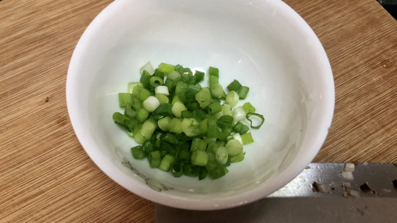 虾皮鸡蛋羹➕香菇虾皮鸡蛋羹,改刀:小葱切末