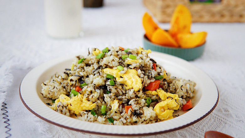 橄榄菜炒饭,早餐加一杯全脂牛奶,补充优质蛋白的同时,口感也很美味呢