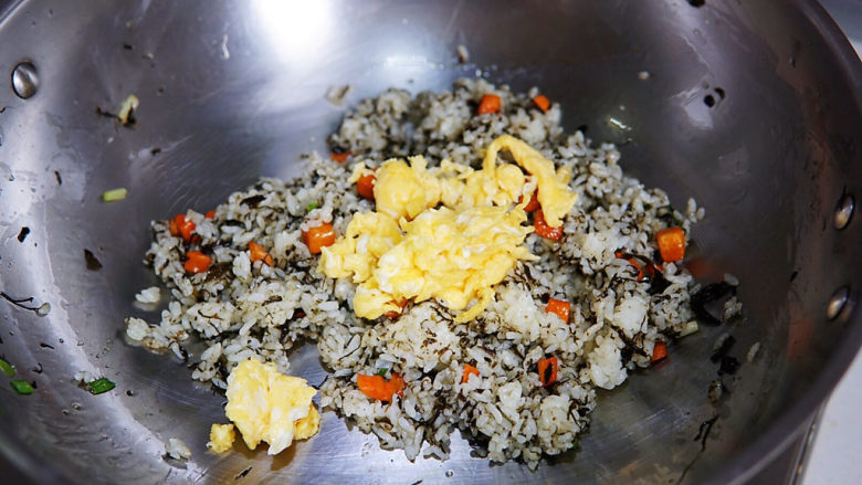 橄榄菜炒饭,炒好的鸡蛋回锅,与米饭煸炒均匀