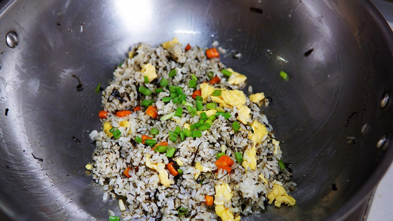 橄榄菜炒饭,加入香葱葱绿增加香葱的香味,翻炒均匀,关火