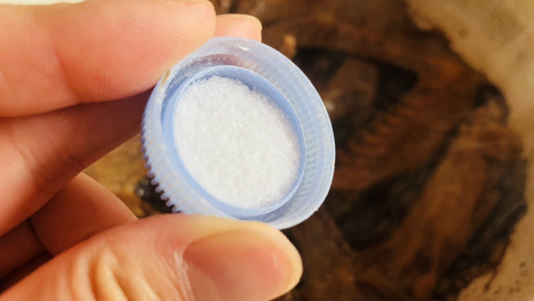 红烧鸭翅,大火烧开后改小火慢炖30分钟左右,根据自己口味加入食盐调味。