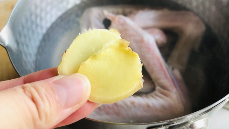 红烧鸭翅,放2片姜片,煮1分钟左右,撇去表面浮沫。