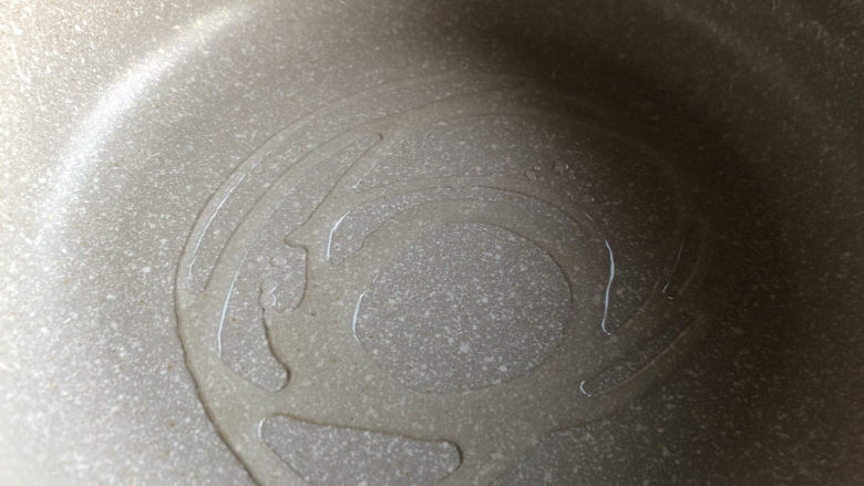 红烧鸭翅,热锅冷油,油不用太多一点点即可。