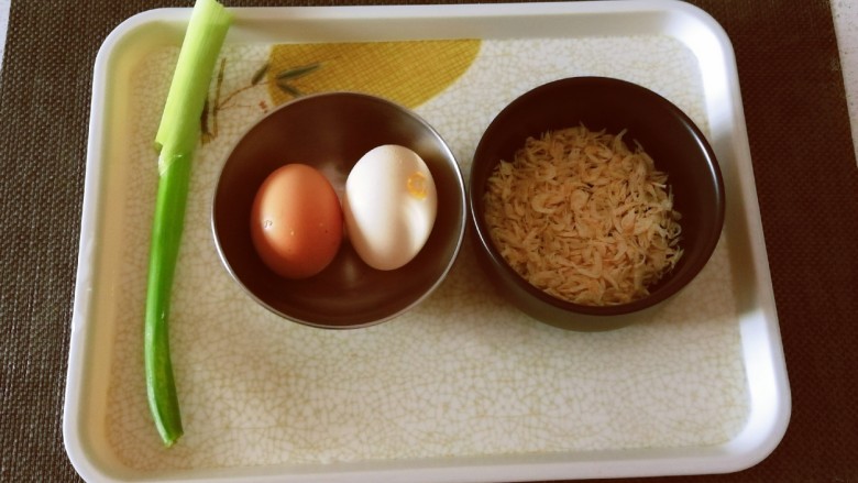 虾皮鸡蛋羹,食材准备好。