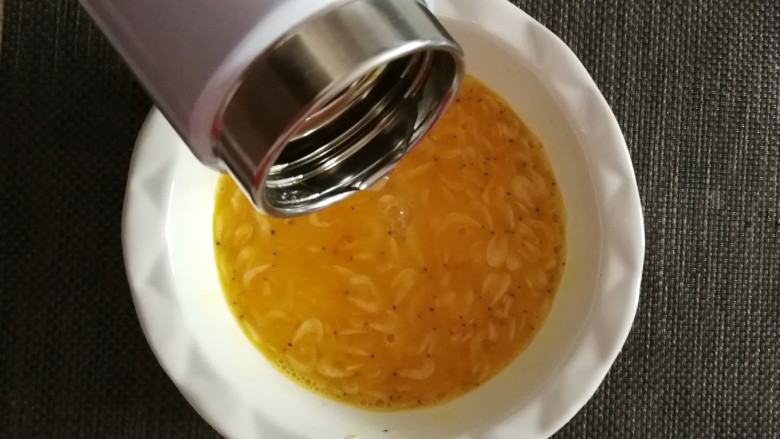 虾皮鸡蛋羹,倒入等量温水。