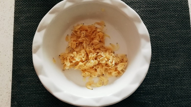 虾皮鸡蛋羹,放入蒸碗里。