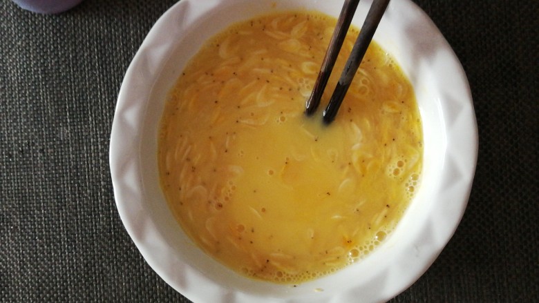 虾皮鸡蛋羹,再次搅打均匀。