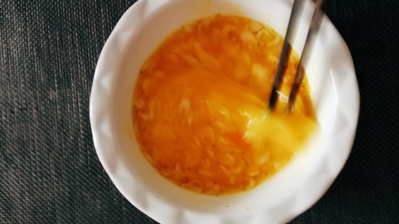 虾皮鸡蛋羹,打散。