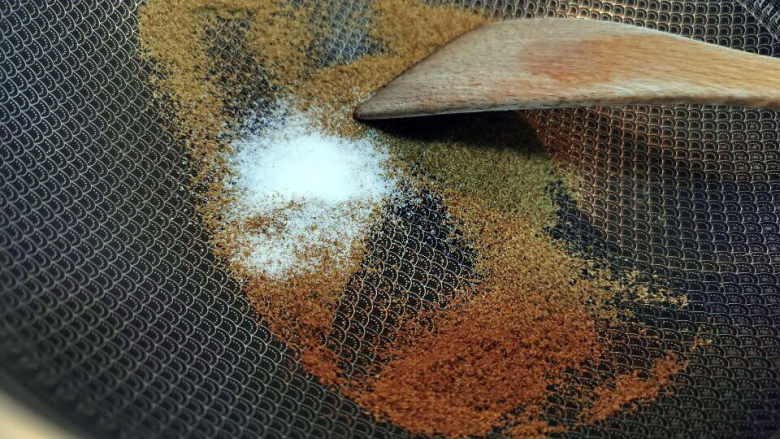 椒盐玉米,干锅炒香孜然粉后加入盐,再炒1分钟左右