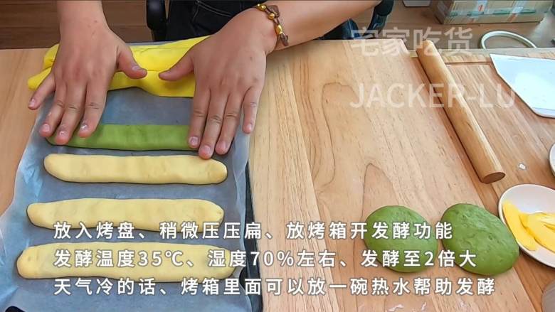 家常毛毛虫面包,简单又经典的甜品,入口细腻,绵软有嚼劲。,放入烤盘,稍微压压扁,放进烤箱开发酵功能,发酵温度35℃,湿度70%左右,慢慢让它发酵至2倍大。天气冷的话,烤箱里面可以放一碗热水帮助发酵。