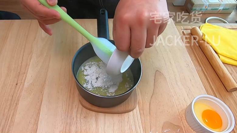 家常毛毛虫面包,简单又经典的甜品,入口细腻,绵软有嚼劲。,加入低筋面粉20克,快速用刮刀拌匀。