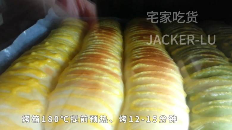 家常毛毛虫面包,简单又经典的甜品,入口细腻,绵软有嚼劲。,烤箱180℃提前预热,放入面包烤12-15分钟。
