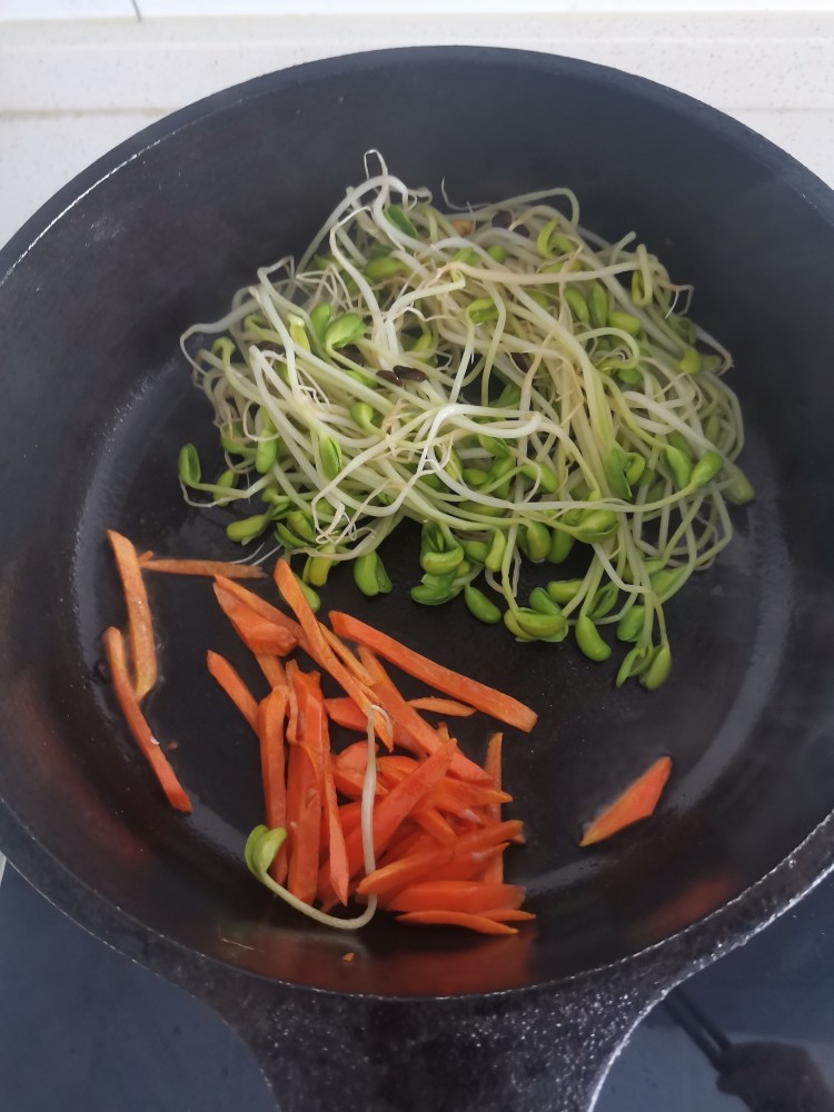 韩式肥牛石锅拌饭,在把<a style='color:red;display:inline-block;' href='/shicai/ 25'>胡萝卜</a>,和黑豆芽,放少许底油,炒一下